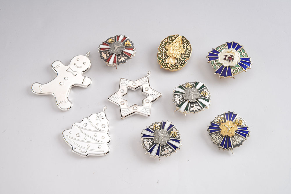 琺（fà）琅徽章